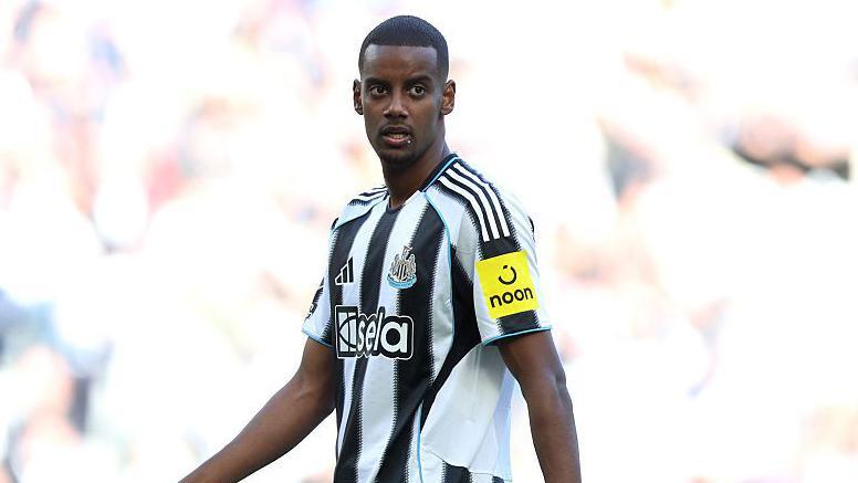 Newcastle make fresh Alexander Isak point just hours before crunch Liverpool clash 