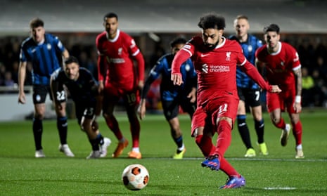 Last-gasp pen maintains Liverpool's perfect start 